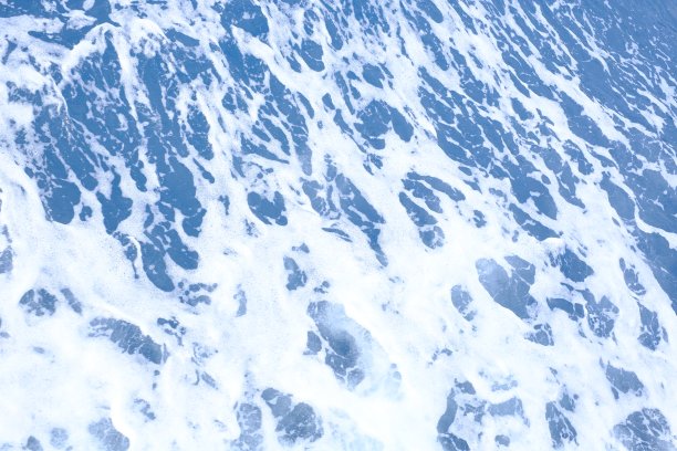 海洋晶莹湛蓝的水波和海水泡沫。图片下载