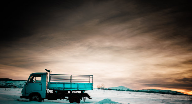 旧卡车。副本的空间。图片下载