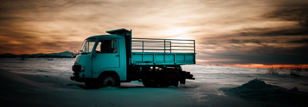 蓝色卡车行驶在雪地上图片下载