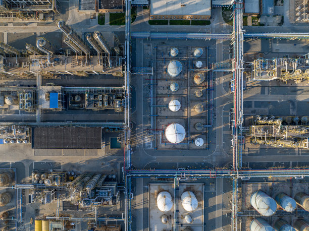 正在兴建的化工厂工地的圆形储存设备鸟瞰图图片下载