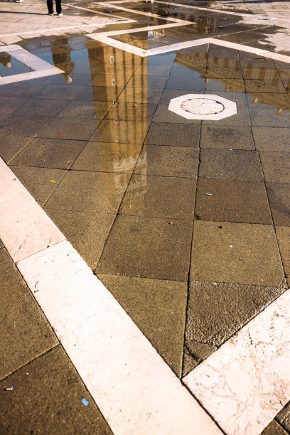 圣马可钟楼倒影在城镇广场的水图片下载