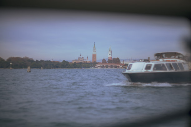 透过窗户可以看到圣马可钟楼和大教堂图片下载