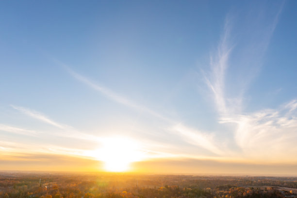 秋天早晨的天空，伍德布里奇，加拿大图片下载