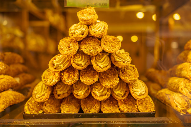 美味的奶油煎饼卷摆放在商店的陈列柜里图片下载