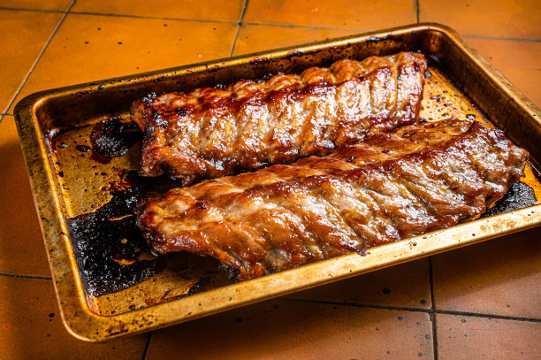 烧烤烤猪排骨。橙色背景。俯视图图片下载