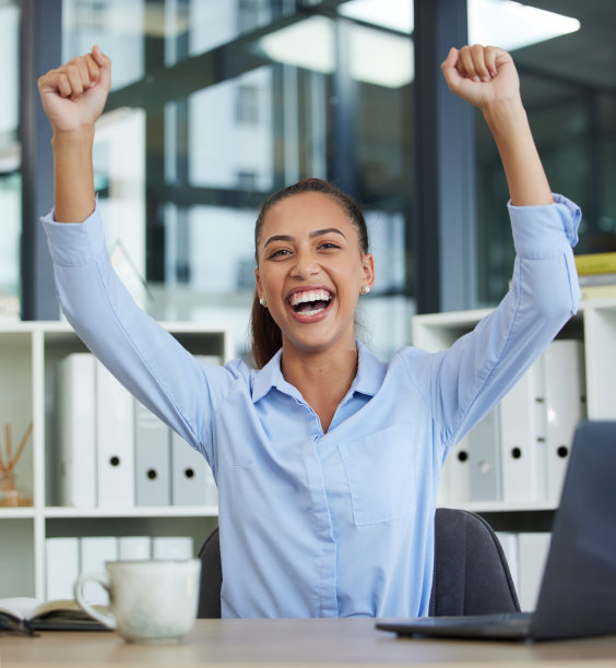 女性，公司成就和庆祝肖像在办公室晋升，目标成功或快乐的员工。获胜，女商人庆祝和幸福的办公桌在早上的赢家奖金图片下载