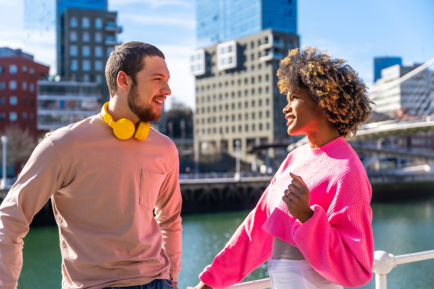 多种族的朋友在城市的街头，生活方式的概念，在河边聊天图片下载