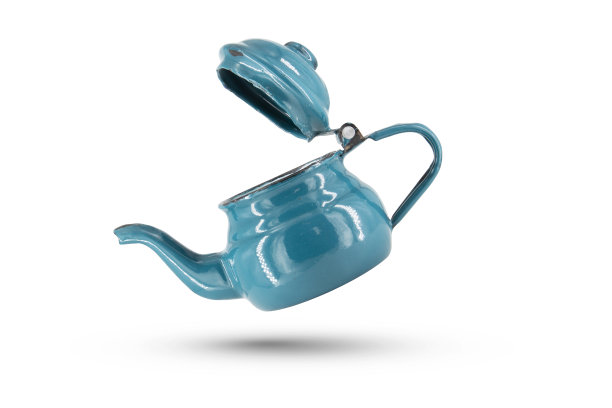 白色背景上的复古蓝色金属水壶图片下载