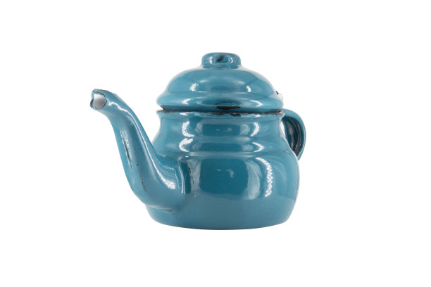 白色背景上的复古蓝色金属水壶图片下载