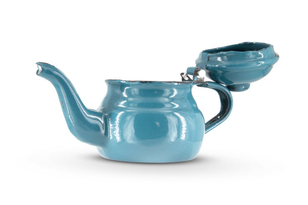 白色背景上的复古蓝色金属水壶图片下载