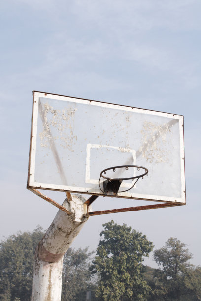 蓝蓝的天空背景下，网兜里的篮球。图片下载