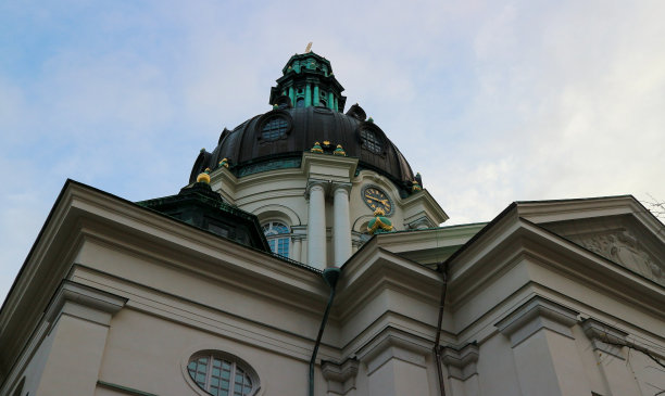 教堂对着天空的低角度视图图片下载