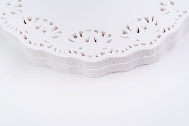 有褶边的白色圆餐巾图片下载