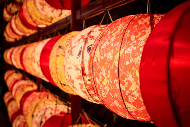 越南会安市美丽的灯光。图片下载