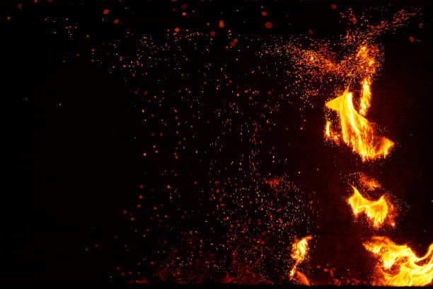 黑色背景上的火焰和火花图片下载