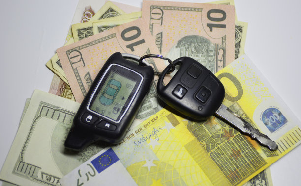 汽车钥匙与钥匙离岸对美元和欧元的背景图片下载