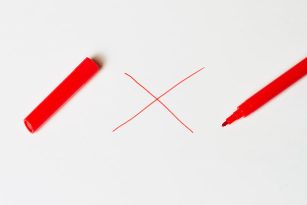 白色背景，红色马克笔，带帽子。禁止标志。交叉图片下载