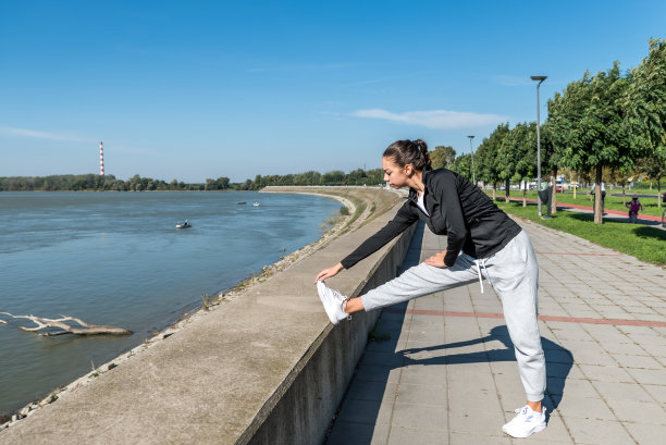 年轻的女学生或大学生在早晨准备考试前伸展肌肉，做例行的体重训练图片下载
