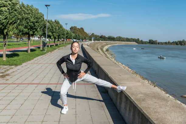年轻的女学生或大学生在早晨准备考试前伸展肌肉，做例行的体重训练图片下载