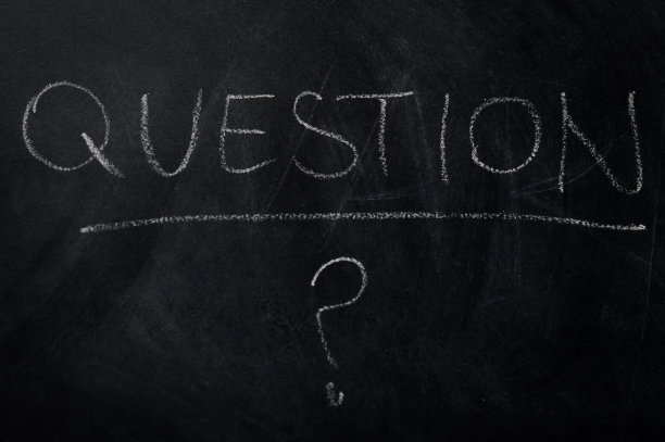 你有什么问题吗?用粉笔在黑板上手写的“问题”一词，上面有问号——存在主义或实际问题的概念图片下载
