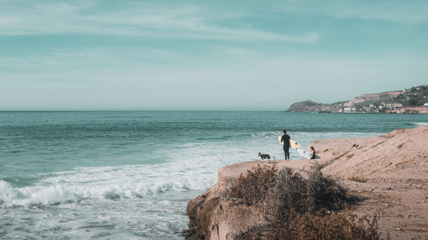 人们在海边冲浪的美丽照片图片下载