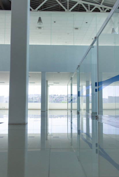 一个美丽而现代的空办公大楼的内部图片下载