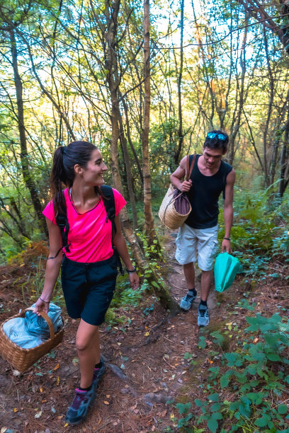 年轻夫妇在山上徒步旅行，度过一个可爱的夏日野餐图片下载