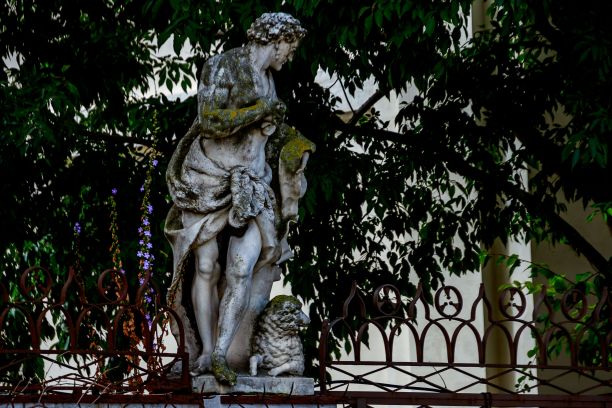 意大利威尼斯公园里的一座历史雕塑的美丽照片图片下载