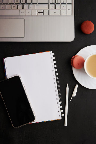 模拟手机，笔记本电脑，咖啡，马卡龙。自由职业者，参加网络研讨会，远程工作，学习，网上购物图片下载