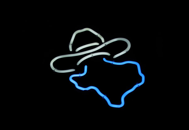 风景的霓虹灯标志得克萨斯州与牛仔帽图片下载