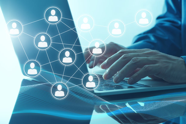 通过互联网与人交流。笔记本电脑和人物网络结构的插图。图片下载