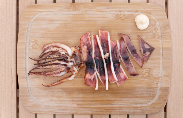 烧烤时吃的来自北海道的烤鱿鱼图片下载