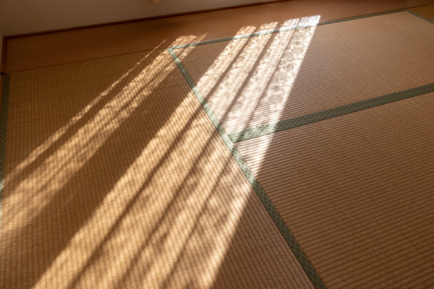 阳光透过榻榻米房间的窗户照射进来图片下载