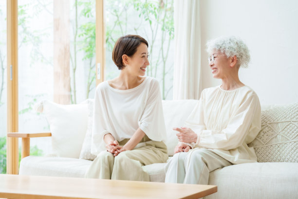 亚洲母亲和女儿在客厅里休息图片下载