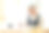 一位年长的亚洲妇女在客厅里写书法图片下载