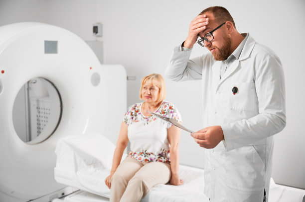 医生持有医学计算机断层扫描或核磁共振结果。图片下载