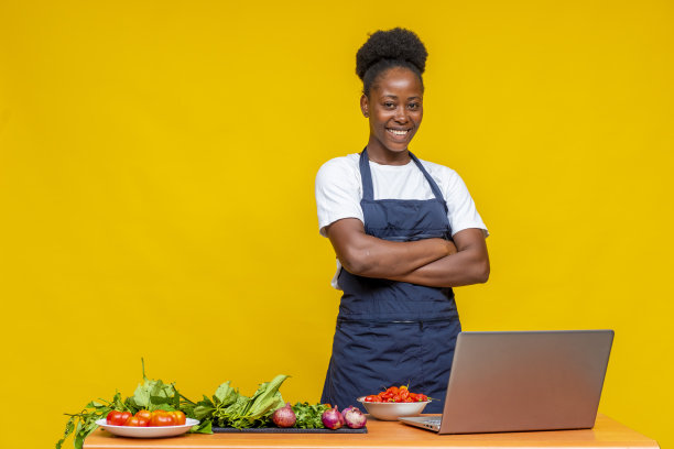 非洲女厨师在一堵黄色的墙前摆姿势图片下载