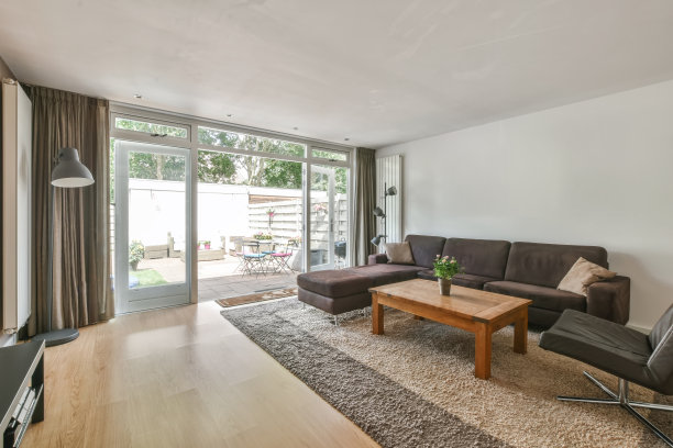 室内镜头的客厅与一些家具与白墙和木地板图片下载