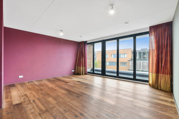 室内照片是一个空房间，粉红色的墙壁和带阳台的木地板图片下载