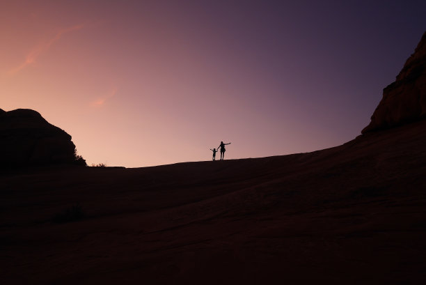 日落天空背景上母亲和孩子的剪影图片下载