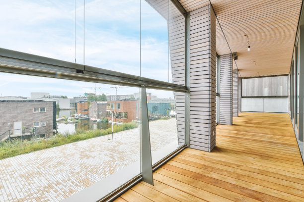 漂亮的公寓阳台与木地板的照片图片下载