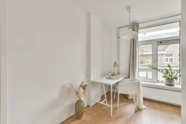 漂亮的客厅设计，靠近窗户的办公桌图片下载