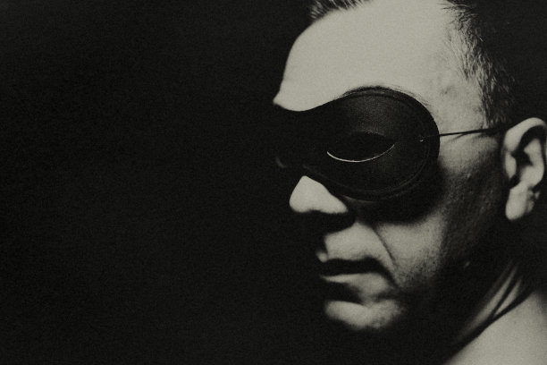 那个戴面具的人。图片下载