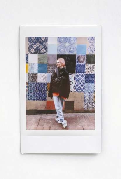 一个快乐的女人在伊斯坦布尔街头的即时照片，Beyoglu伊斯坦布尔图片下载