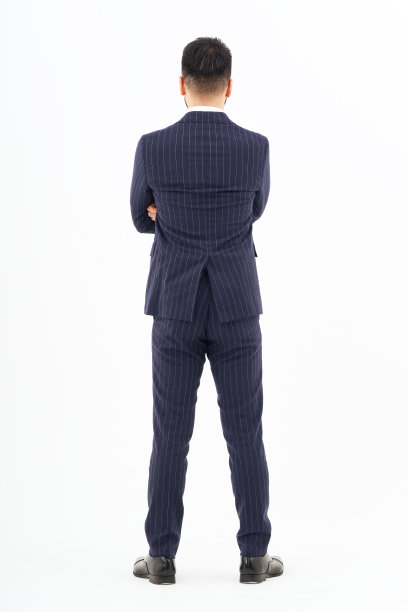 一个穿着西装的男人站在后面图片下载