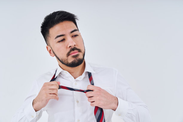 商人正在调整领带图片下载