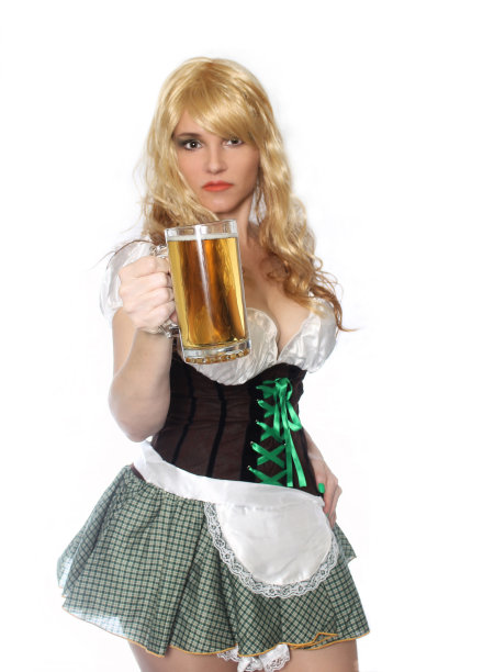 垂直拍摄的酒馆女服务员与啤酒杯孤立在白色背景图片下载