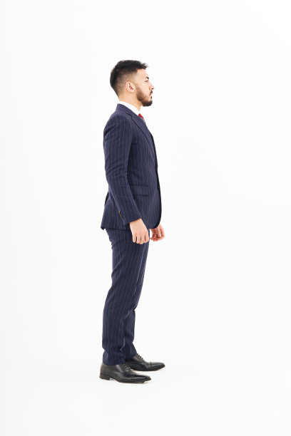 一个穿着西装的男人站着图片下载