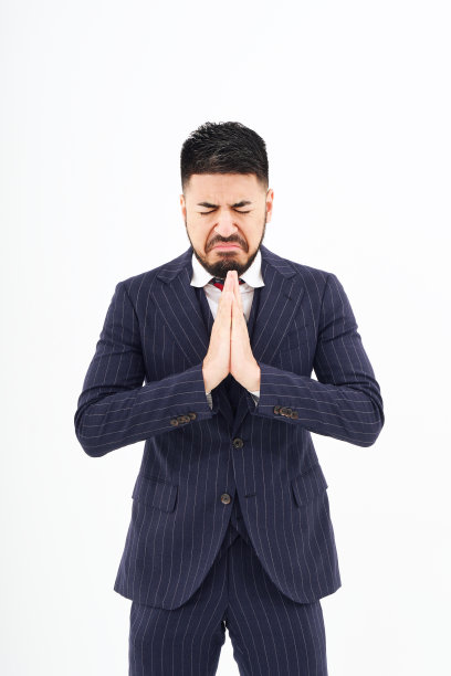 一个西装革履，摆姿势道歉的男人图片下载