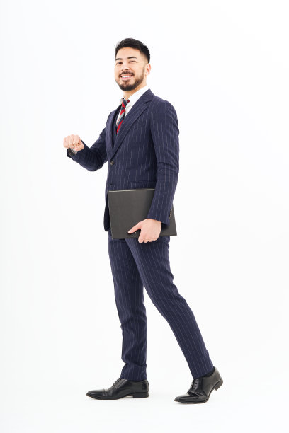 一个穿着西装的男人站着图片下载